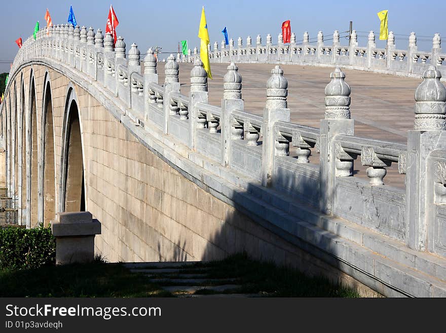 Viewing of Houhai park and Dongzhimen subway station. Viewing of Houhai park and Dongzhimen subway station.