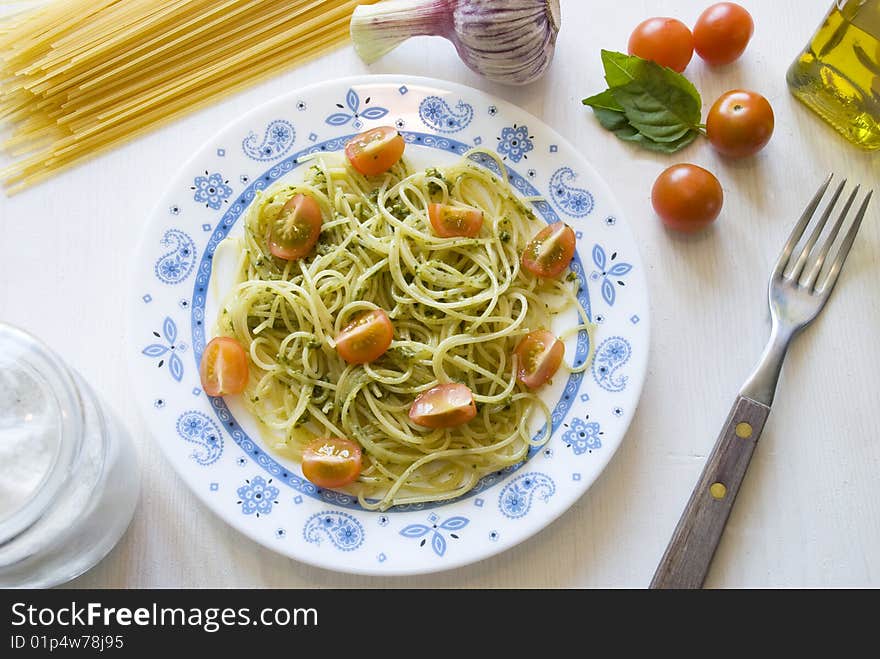 Spaghetti with pesto