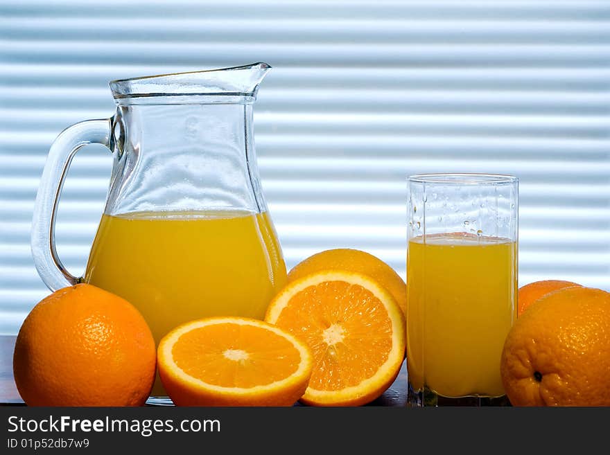 Succulent oranges while preparing  fresh  sweet  juice. Succulent oranges while preparing  fresh  sweet  juice