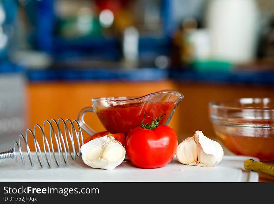 Preparing tomato poignant sauce