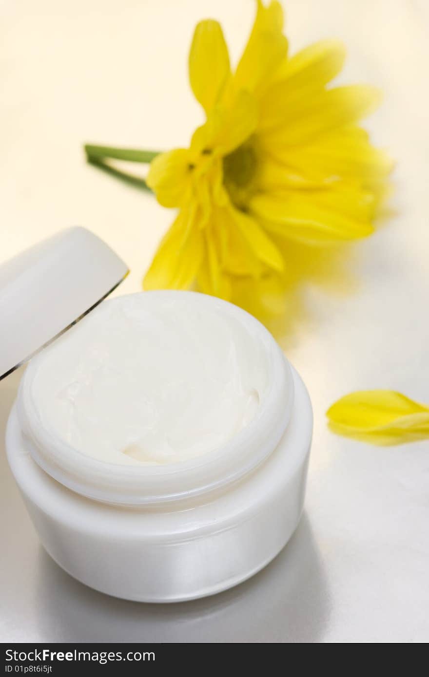 Cosmetic moisturizing cream with chamomiles