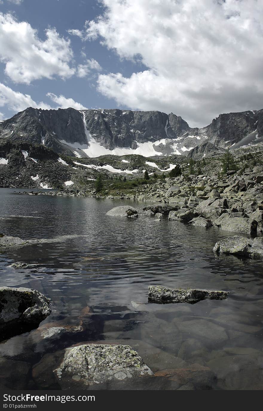 The stone coast, mountain lake, glacier, the sky, cloud. The stone coast, mountain lake, glacier, the sky, cloud.