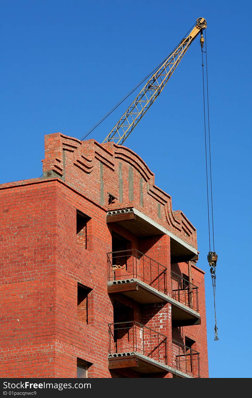 Building of the house by means of the elevating crane