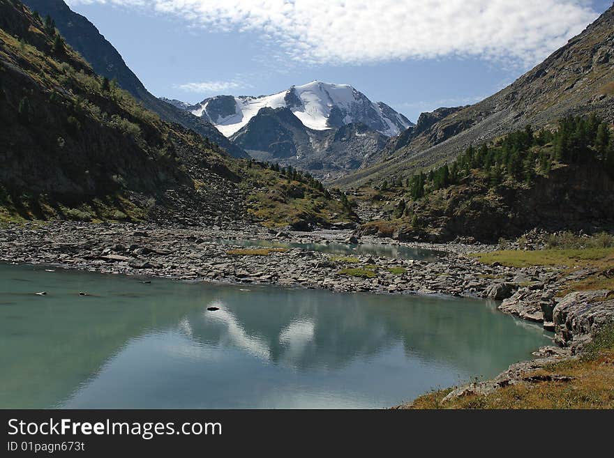 Water, mountains and the sky.