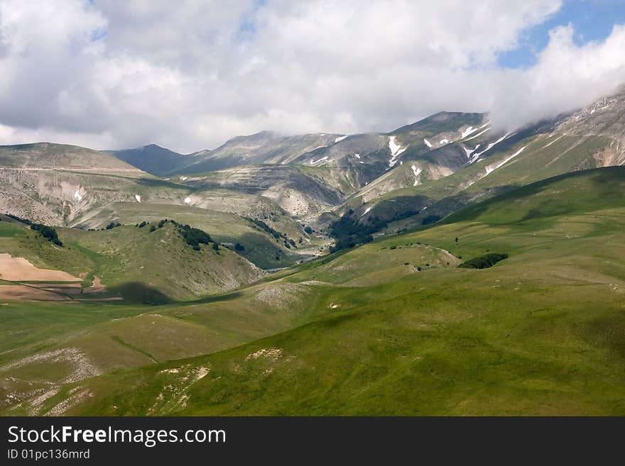 Photo of the Sibillini mountains with the clouds