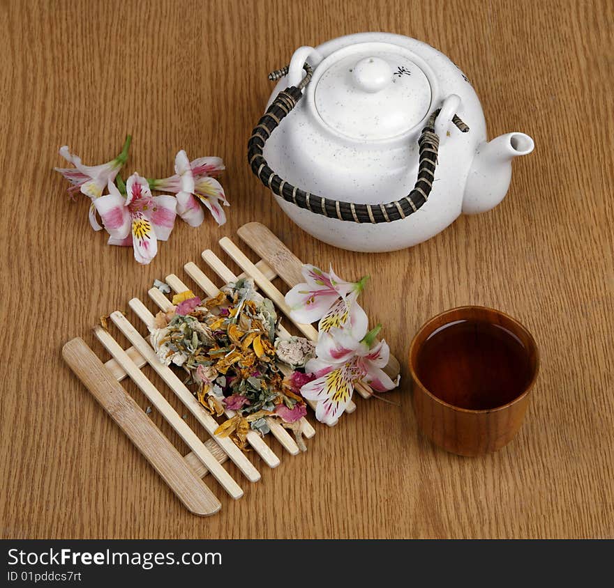 Flower tea to a support with a mug of ready tea