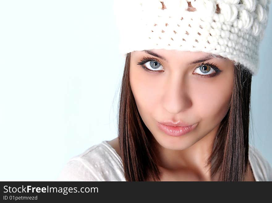 Young woman in woolly white hat