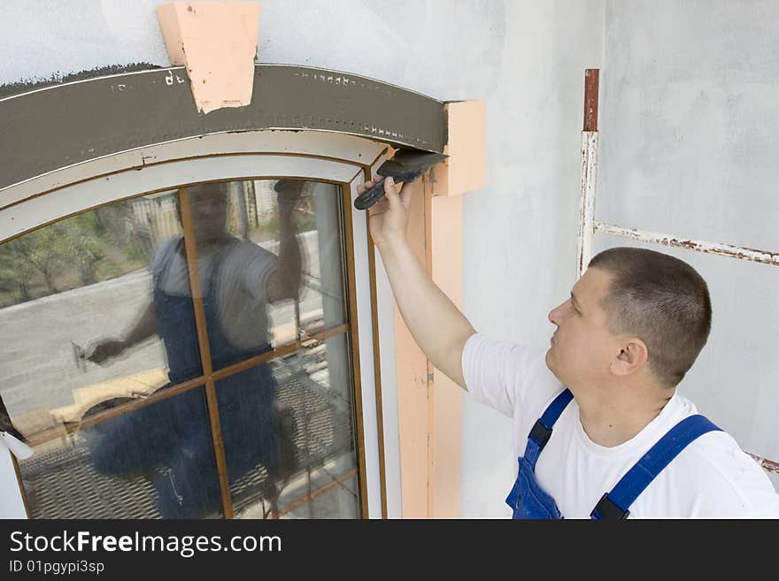 Plasterer inflicts mortar on architectural element