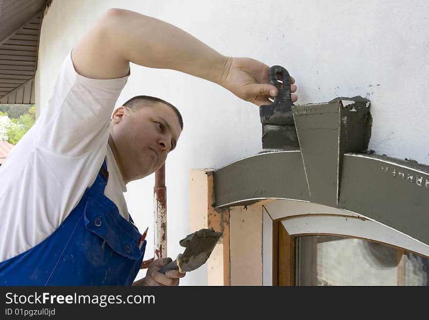 Plasterer inflicts mortar on architectural element