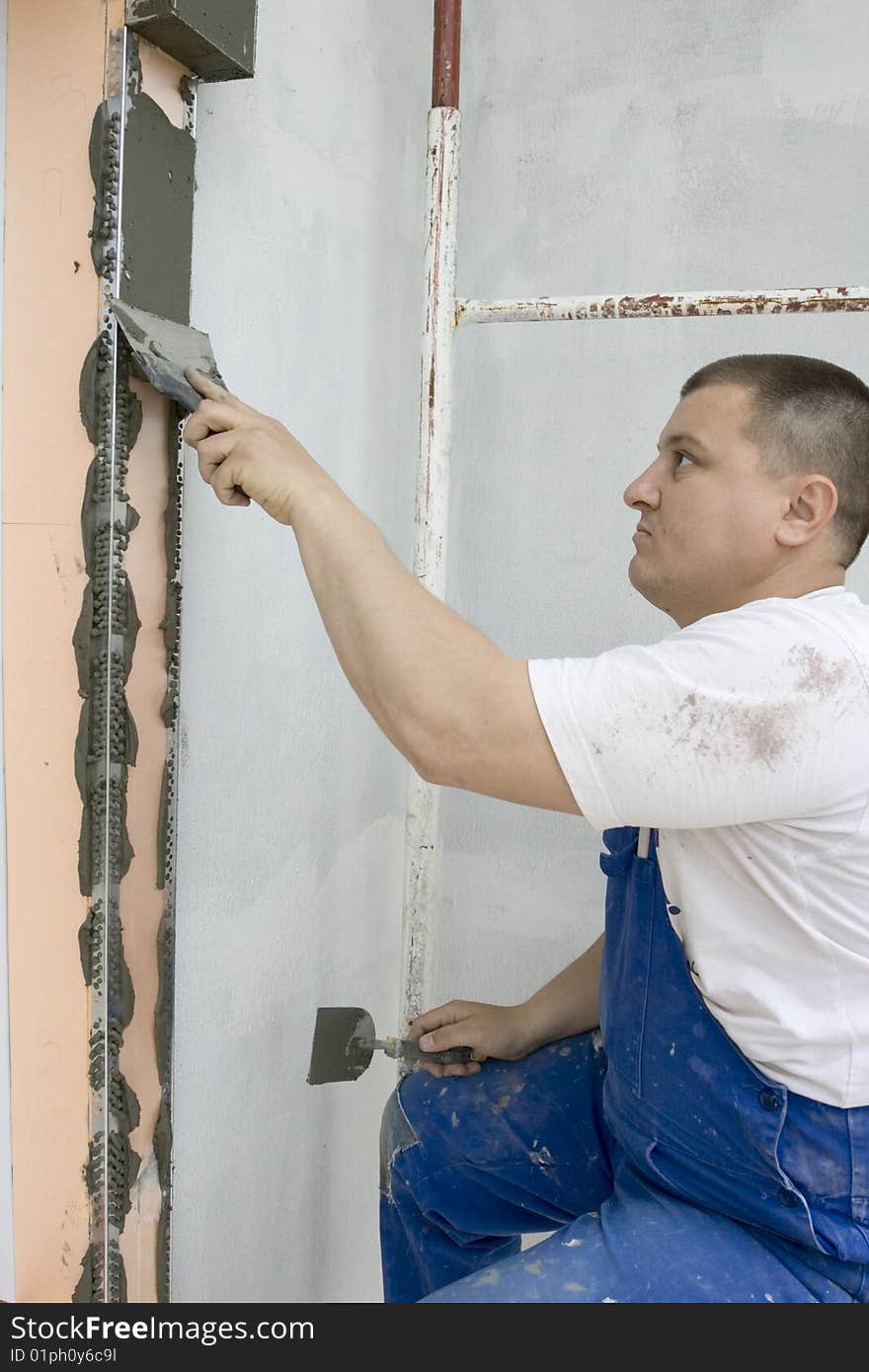 Plasterer inflicts mortar on architectural element