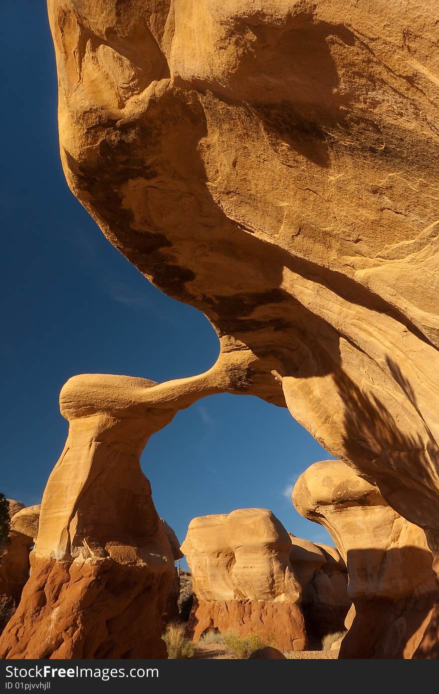 Metate Arch at Devils Garden in Grand Staircase-Escalante National Monument, Utah, USA.