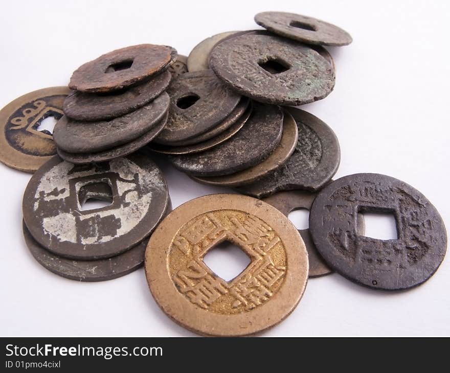 Picture of a bulk lot of old chinese coins. Picture of a bulk lot of old chinese coins.