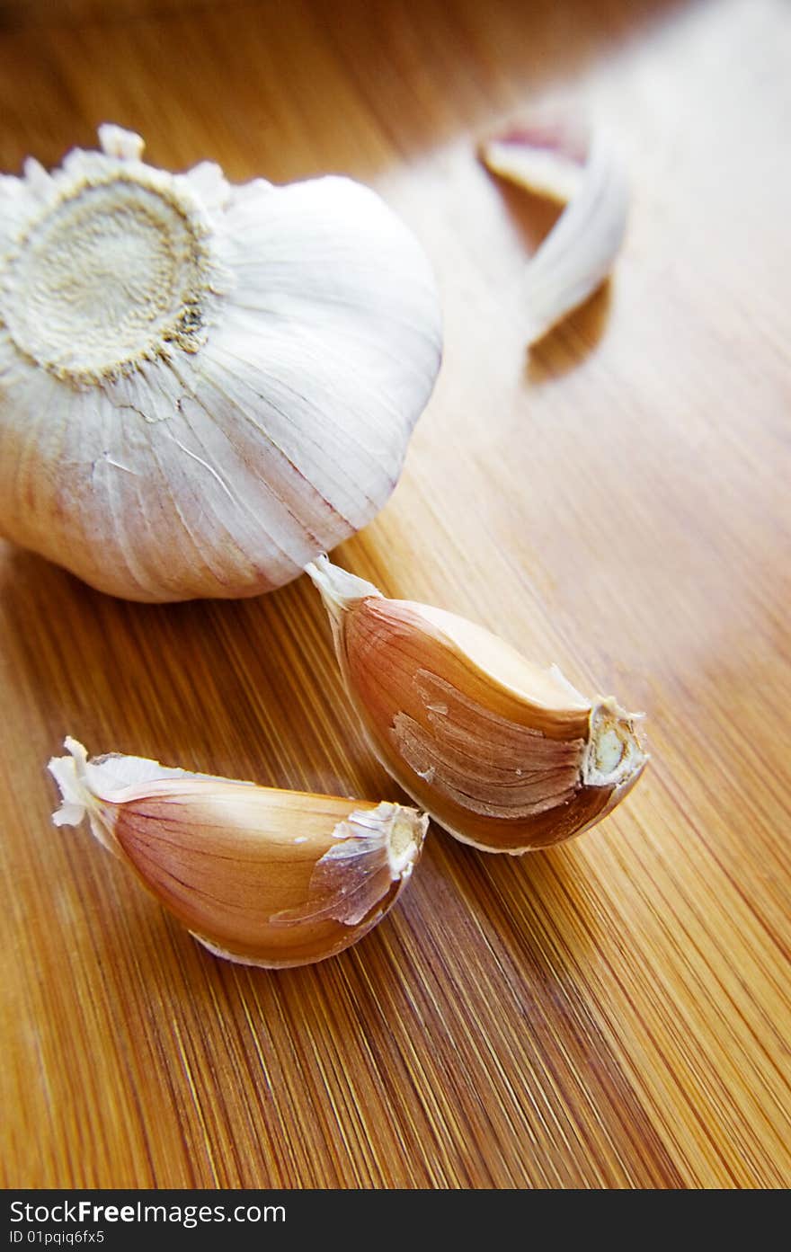 Garlic bulb and its slices