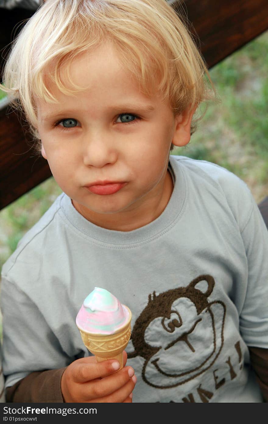 3 years old child eating ice cream