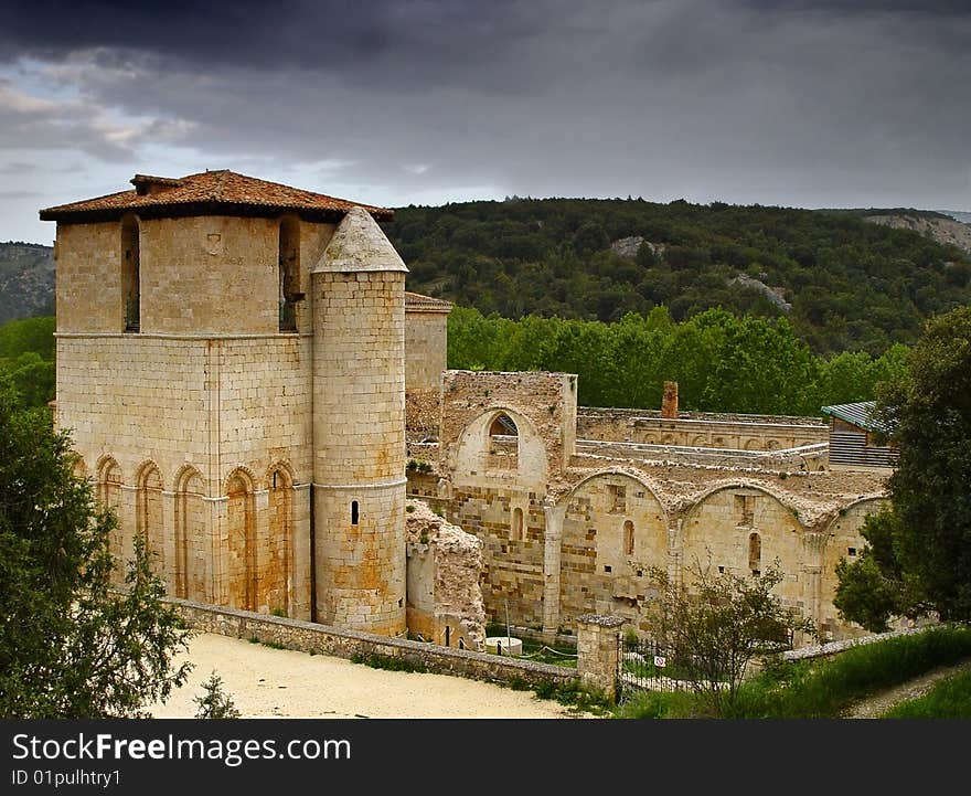 The monastery of San Pedro de Arlanza, founded in 912 by Gonzalo Fernandez, father of Count Fernan Gonzalez. Important role in the founding of Castile. With 1100 years of history. 200 years ago was abandoned by the monks. In recent times, was plundered to leave it on the current state of ruin. The monastery of San Pedro de Arlanza, founded in 912 by Gonzalo Fernandez, father of Count Fernan Gonzalez. Important role in the founding of Castile. With 1100 years of history. 200 years ago was abandoned by the monks. In recent times, was plundered to leave it on the current state of ruin.