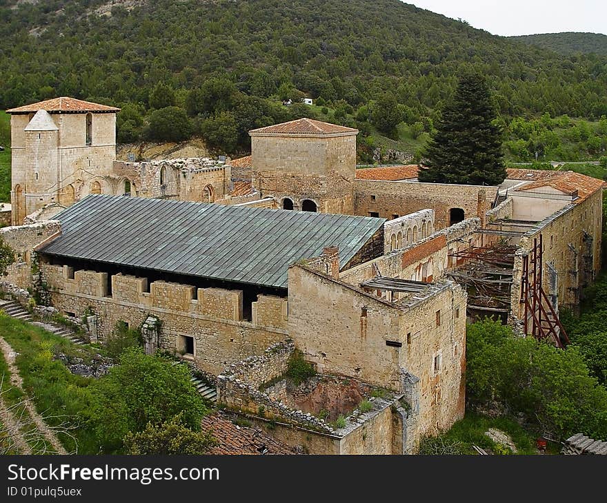 The monastery of San Pedro de Arlanza, founded in 912 by Gonzalo Fernandez, father of Count Fernan Gonzalez. Important role in the founding of Castile. With 1100 years of history. 200 years ago was abandoned by the monks. In recent times, was plundered to leave it on the current state of ruin. The monastery of San Pedro de Arlanza, founded in 912 by Gonzalo Fernandez, father of Count Fernan Gonzalez. Important role in the founding of Castile. With 1100 years of history. 200 years ago was abandoned by the monks. In recent times, was plundered to leave it on the current state of ruin.