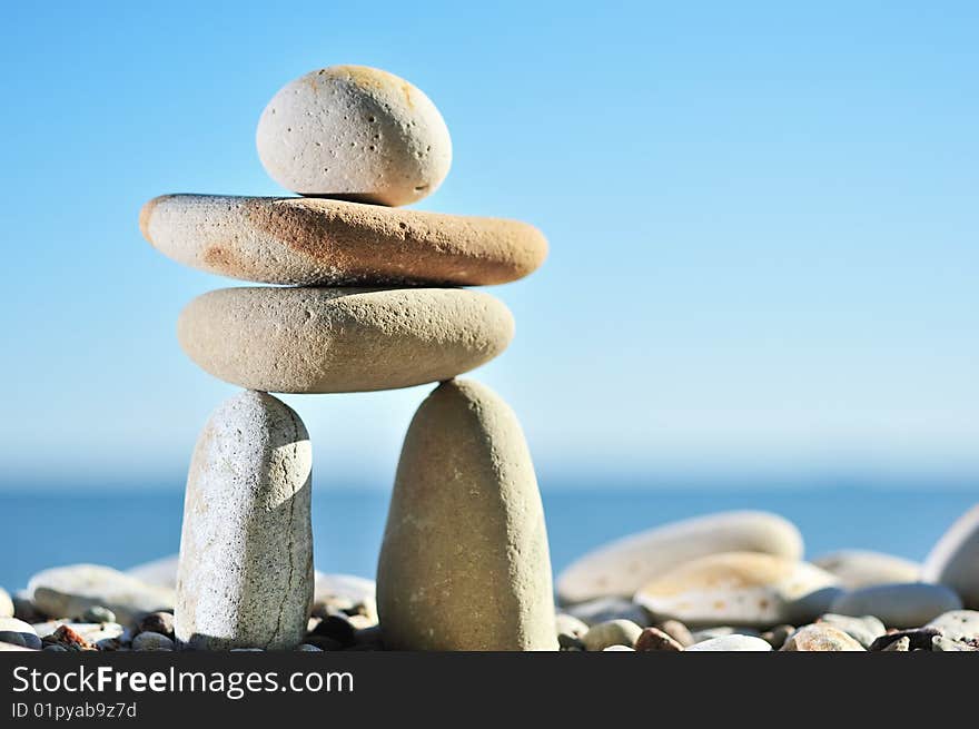 Construction of white gravel formed as a figurine