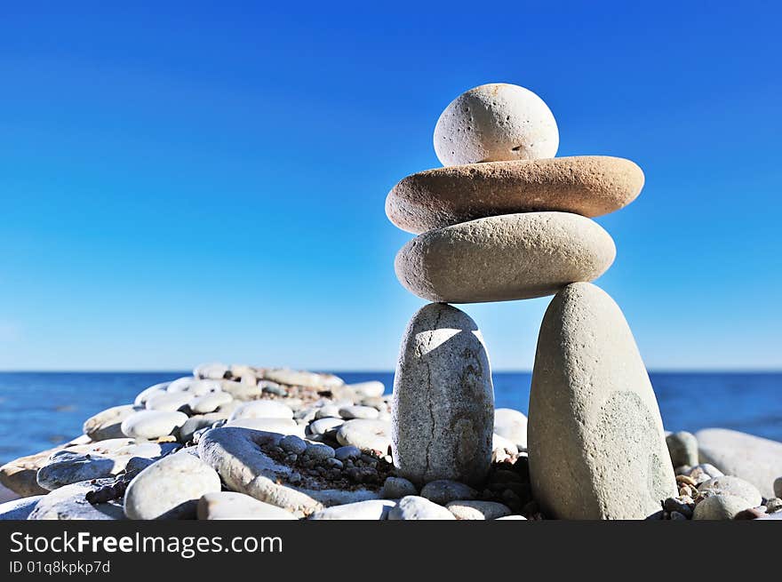 Three gravel formed on the two long stones. Three gravel formed on the two long stones