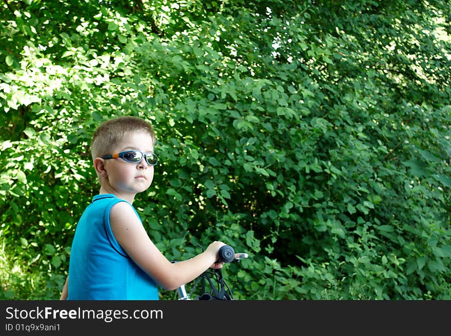 Young cyclists with sunglasses in the forest