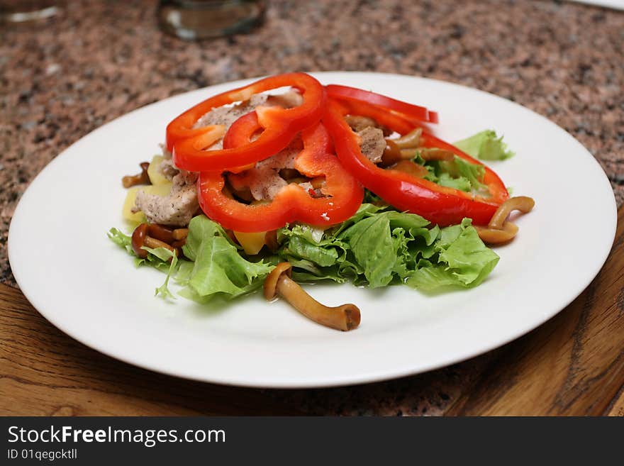 Warm salad with sweet peppers, lettuce, fungies