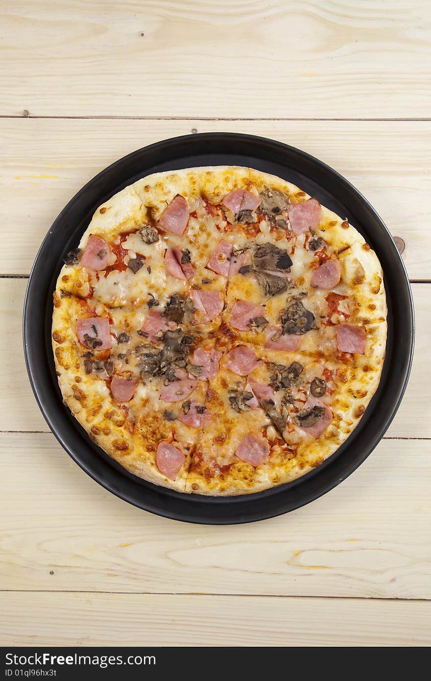 A couple of delicious pizzas, with raw tomatoes, green peppers and mushrooms. A couple of delicious pizzas, with raw tomatoes, green peppers and mushrooms