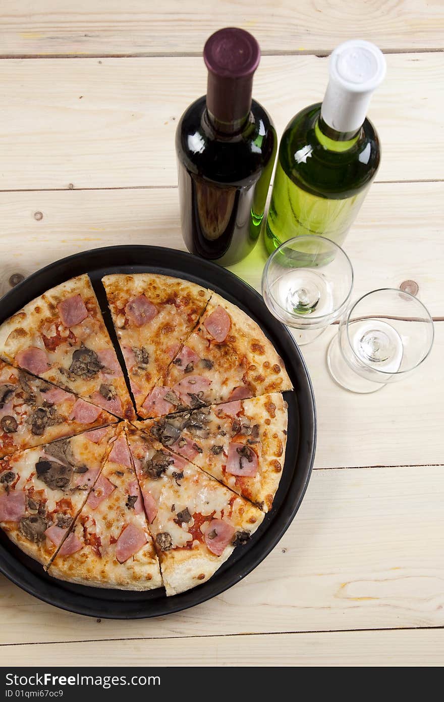 A couple of delicious pizzas, with raw tomatoes, green peppers and mushrooms. A couple of delicious pizzas, with raw tomatoes, green peppers and mushrooms