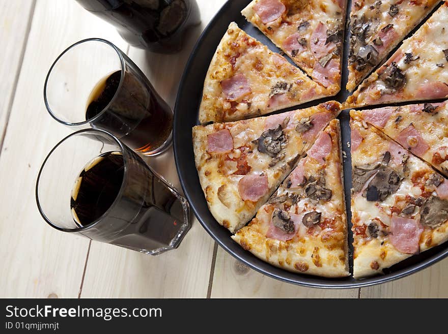 A couple of delicious pizzas, with raw tomatoes, green peppers and mushrooms. A couple of delicious pizzas, with raw tomatoes, green peppers and mushrooms