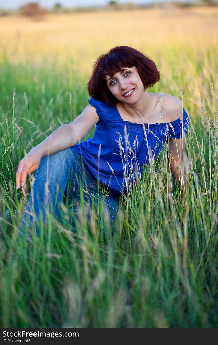 Women sits in a grass