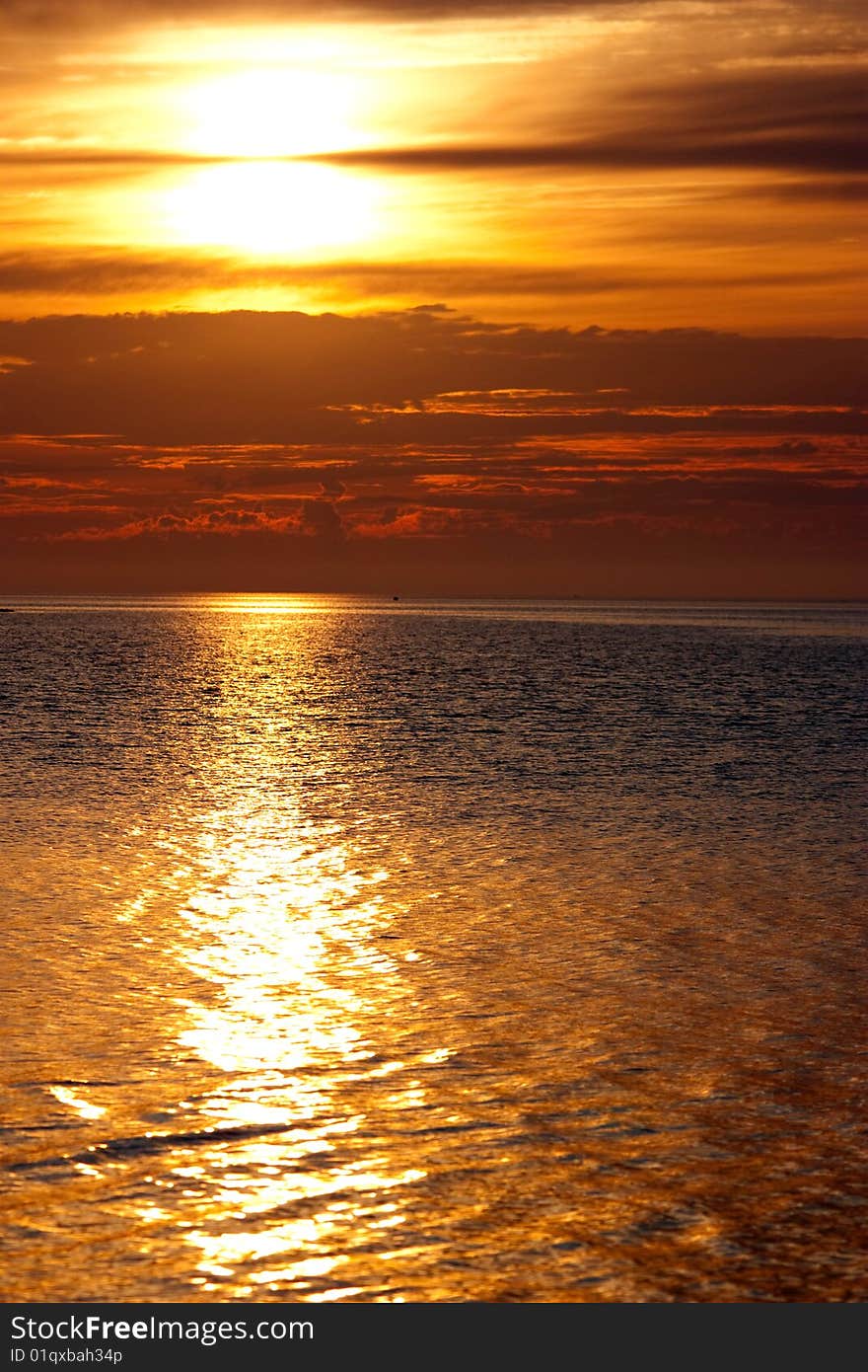 The sea on a background of the coming sun