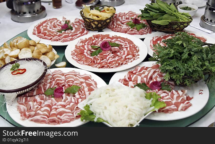 Sheep's meat slices and some vegetables.

Main dish of the Chinese instant boiled mutton . Sheep's meat slices and some vegetables.

Main dish of the Chinese instant boiled mutton .