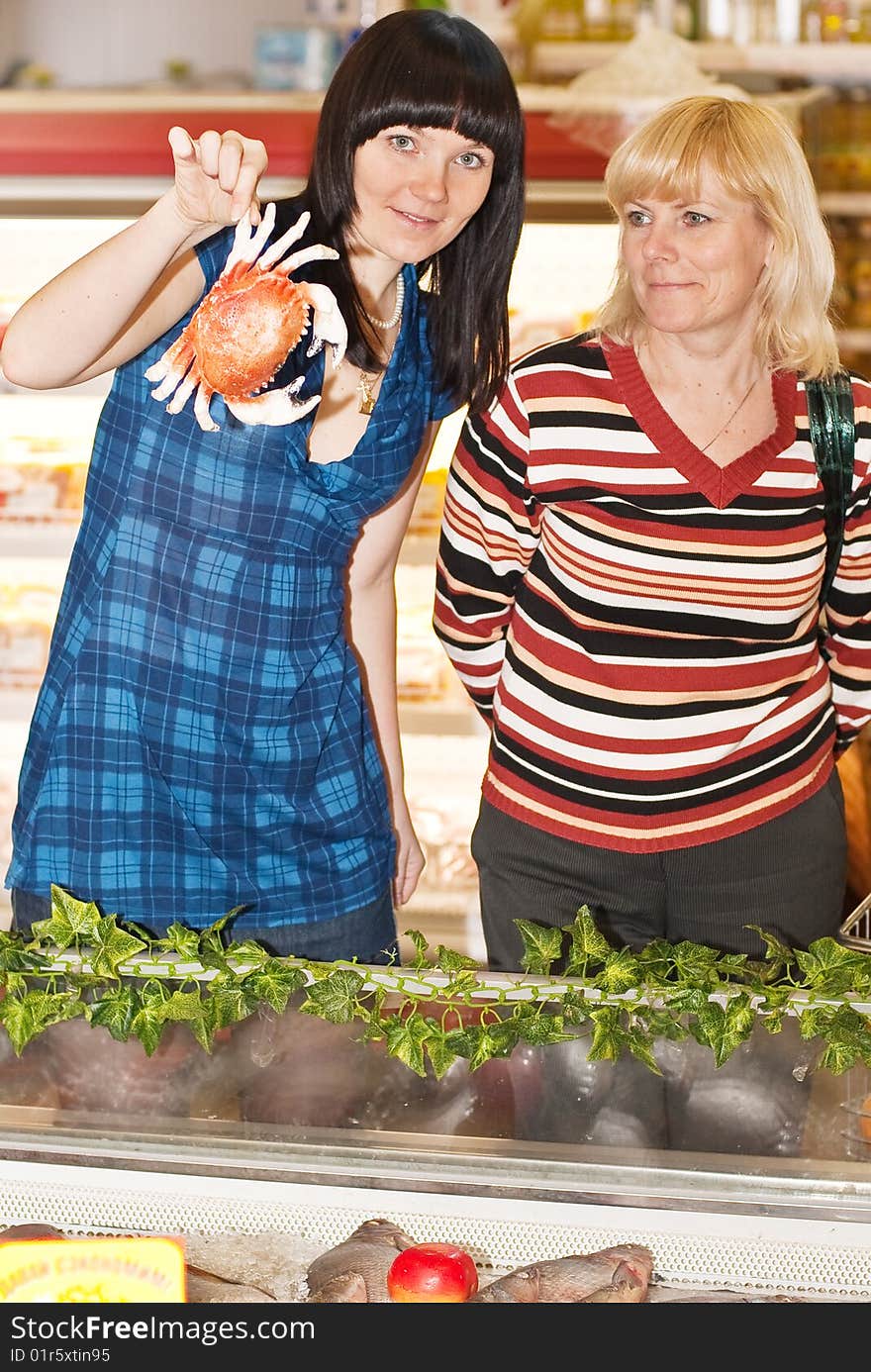 Buying crab in  supermarket on june 2009