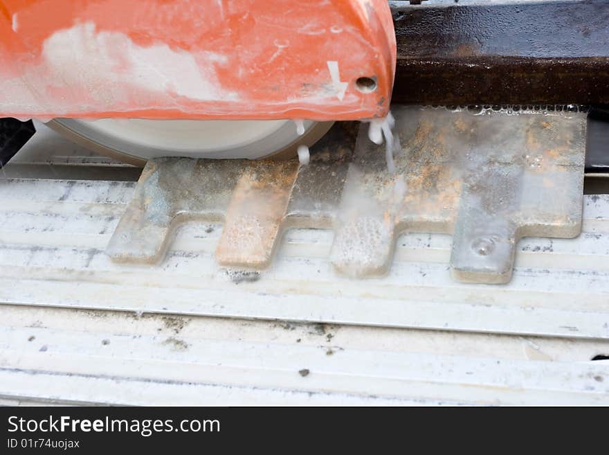 Cutting circular sawing of ceramic tile