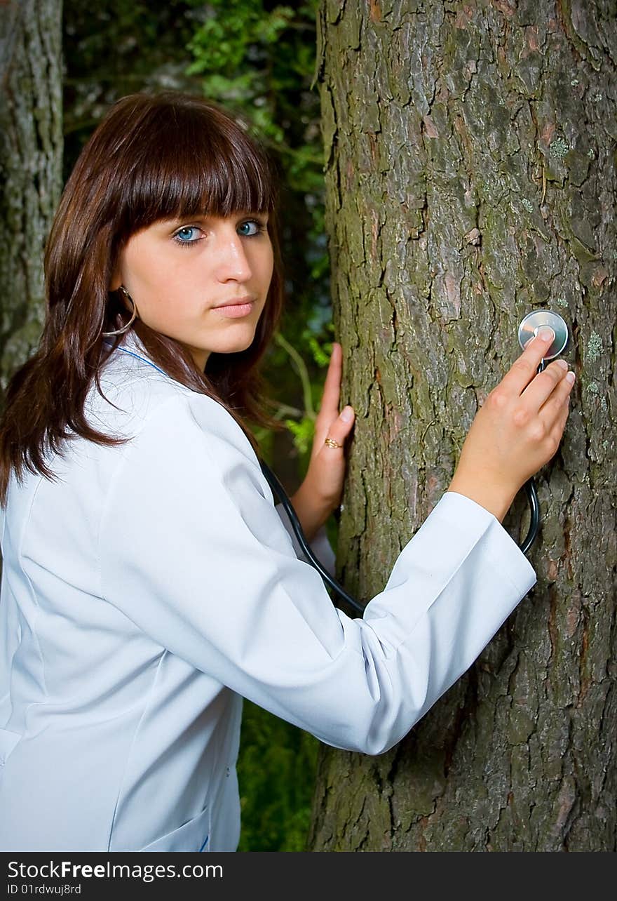 Girl doctor treats the nature