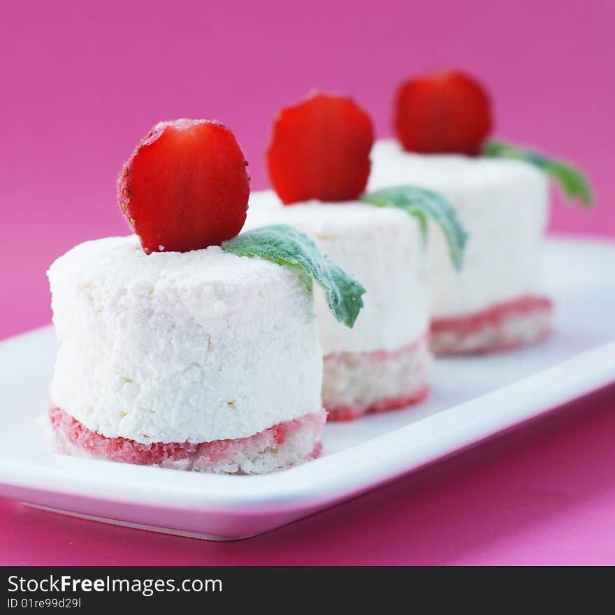 Curd tenderness on air biscuits with a strawberry dietary recipe