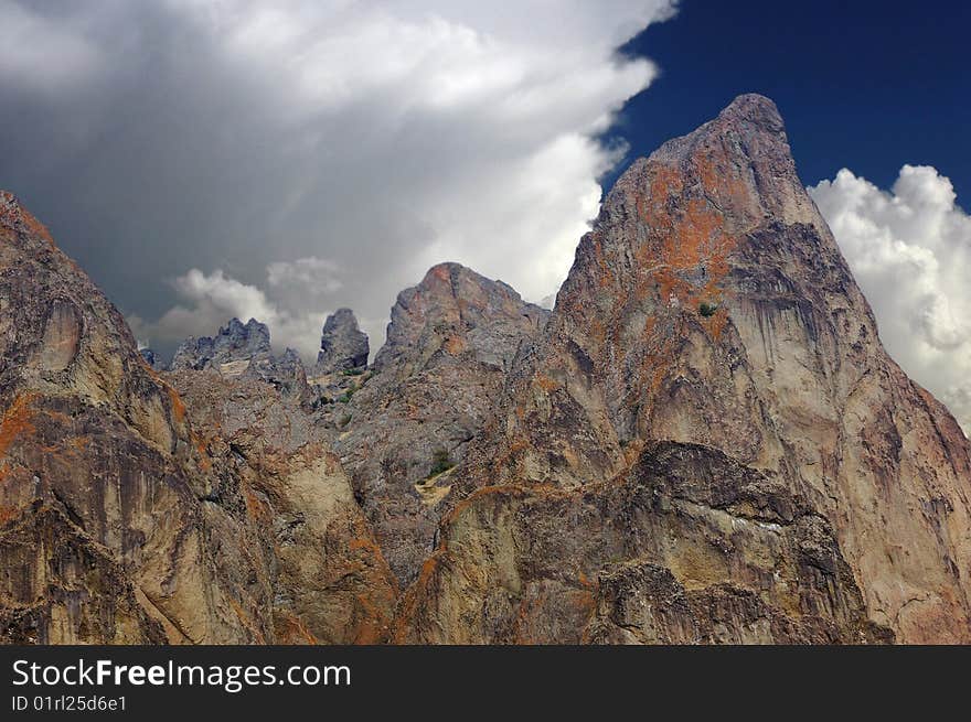 Located in the mountain ranges of Kara-Dag. Got its name because sailors focused on it. Located in the mountain ranges of Kara-Dag. Got its name because sailors focused on it.