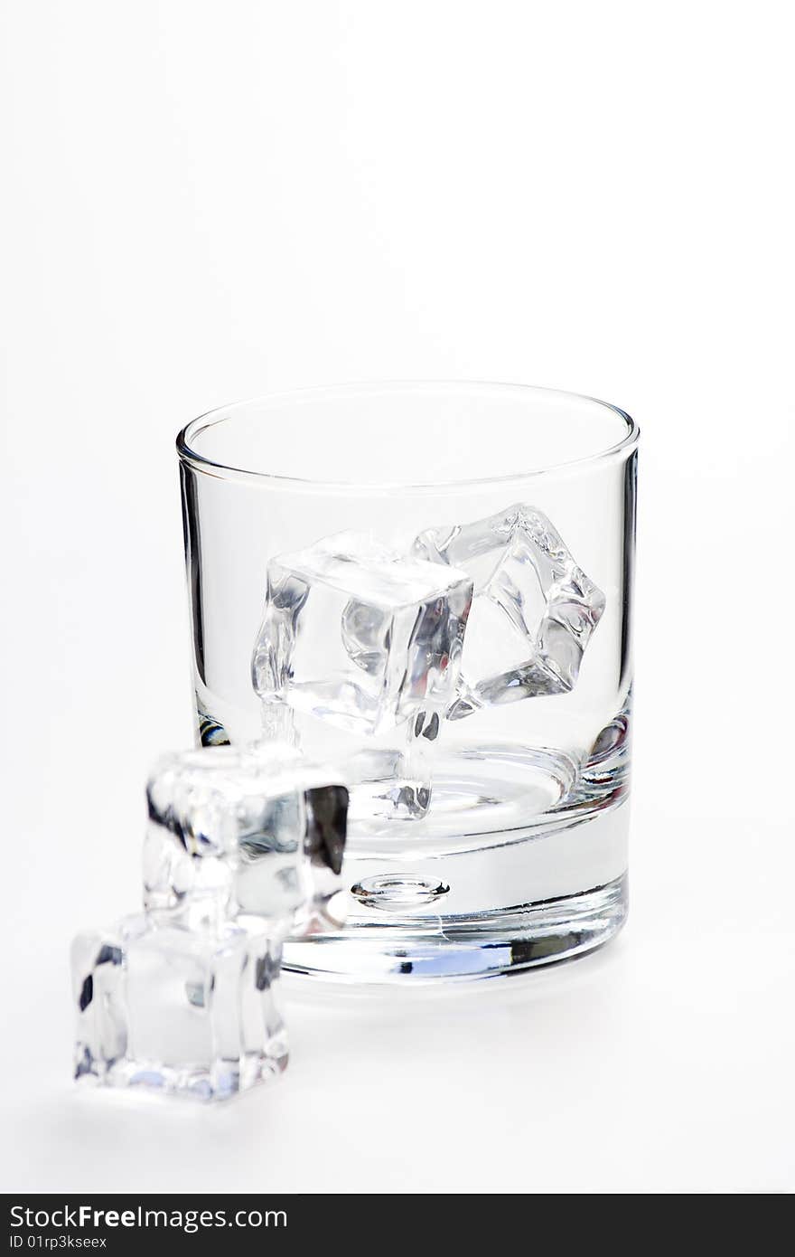 Alcoholic beverage whith ice cubes