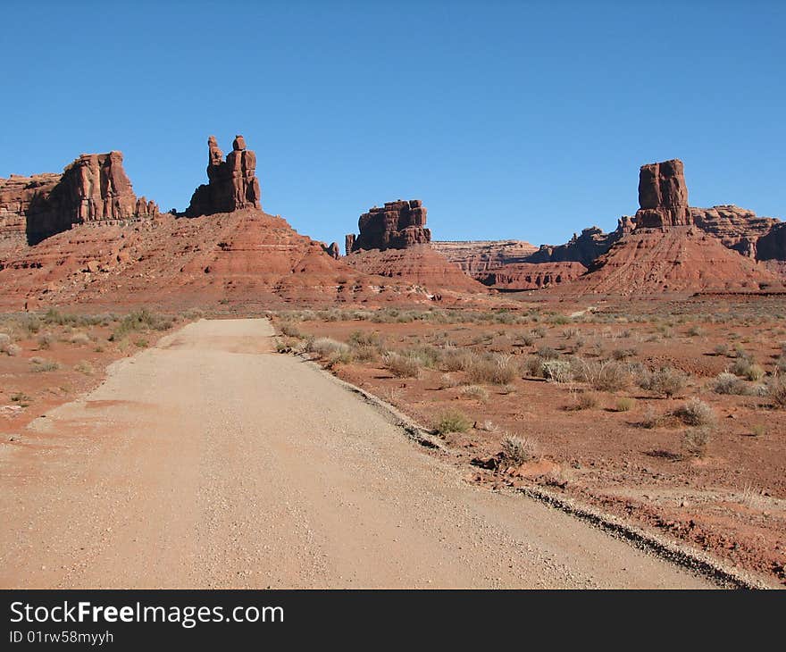 Dirt road into the Valley of the Gods, Utah, USA