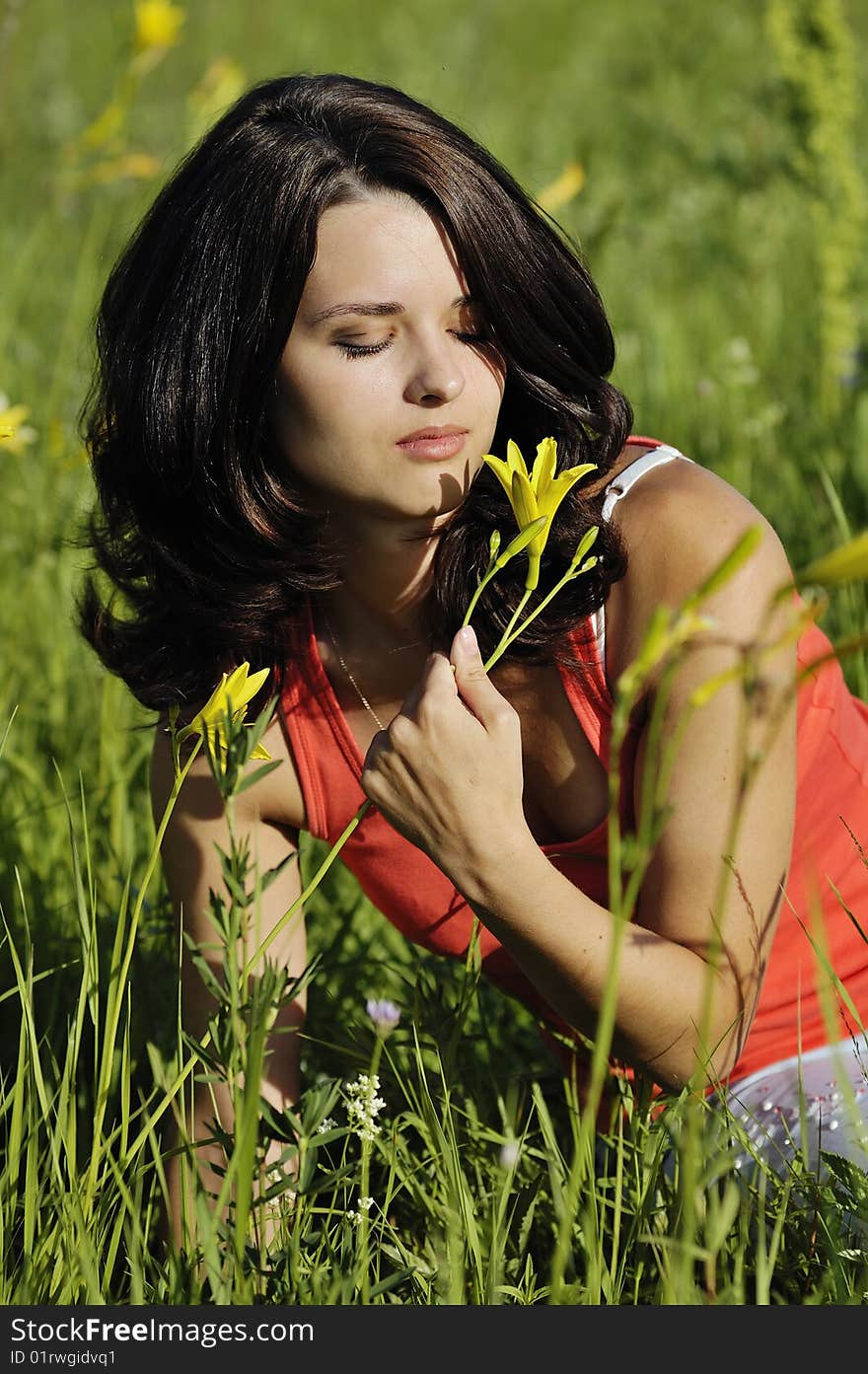 The woman covers the face from the sun. The woman covers the face from the sun