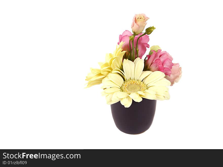 Bouquet of white flowers and roses in a black pot.