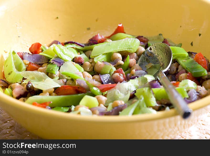 Warm salad with chick peas and leek