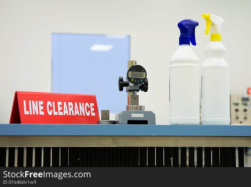 Clean Room Equipment,electronic scales,desinfection sprays on the line clearance table