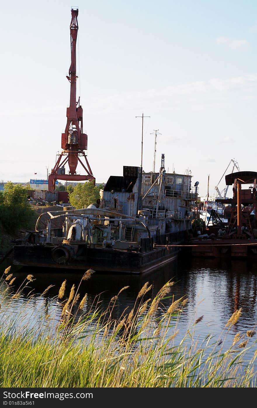 Crane in port Jule 2009 river Lena