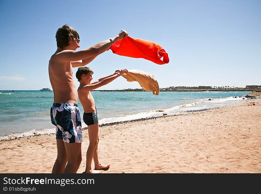 On the bank of Red sea children catch a wind the vests