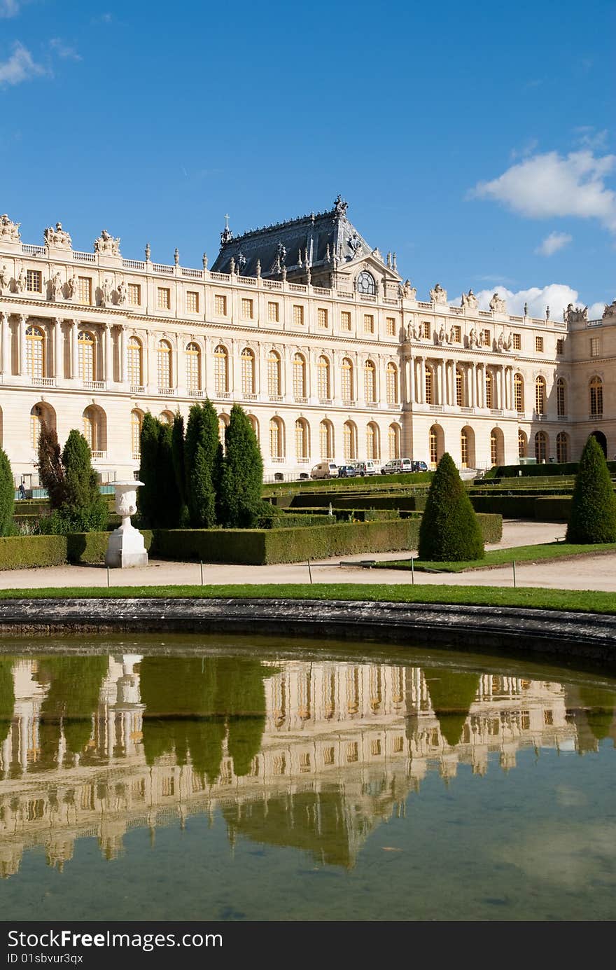 Classic fountain in paris royal park with water reflection