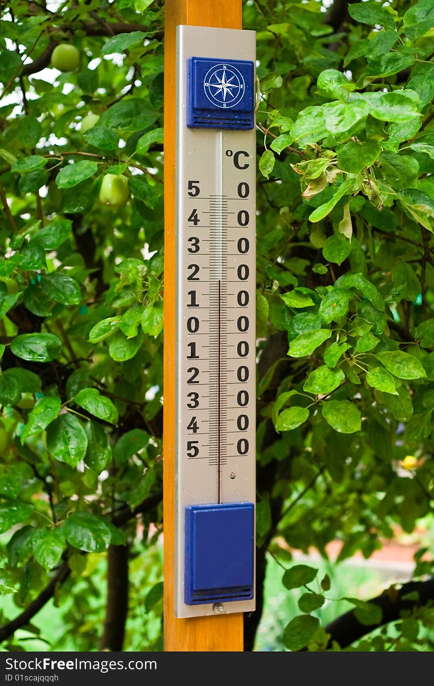 Large termomert being in a court in rainy weather