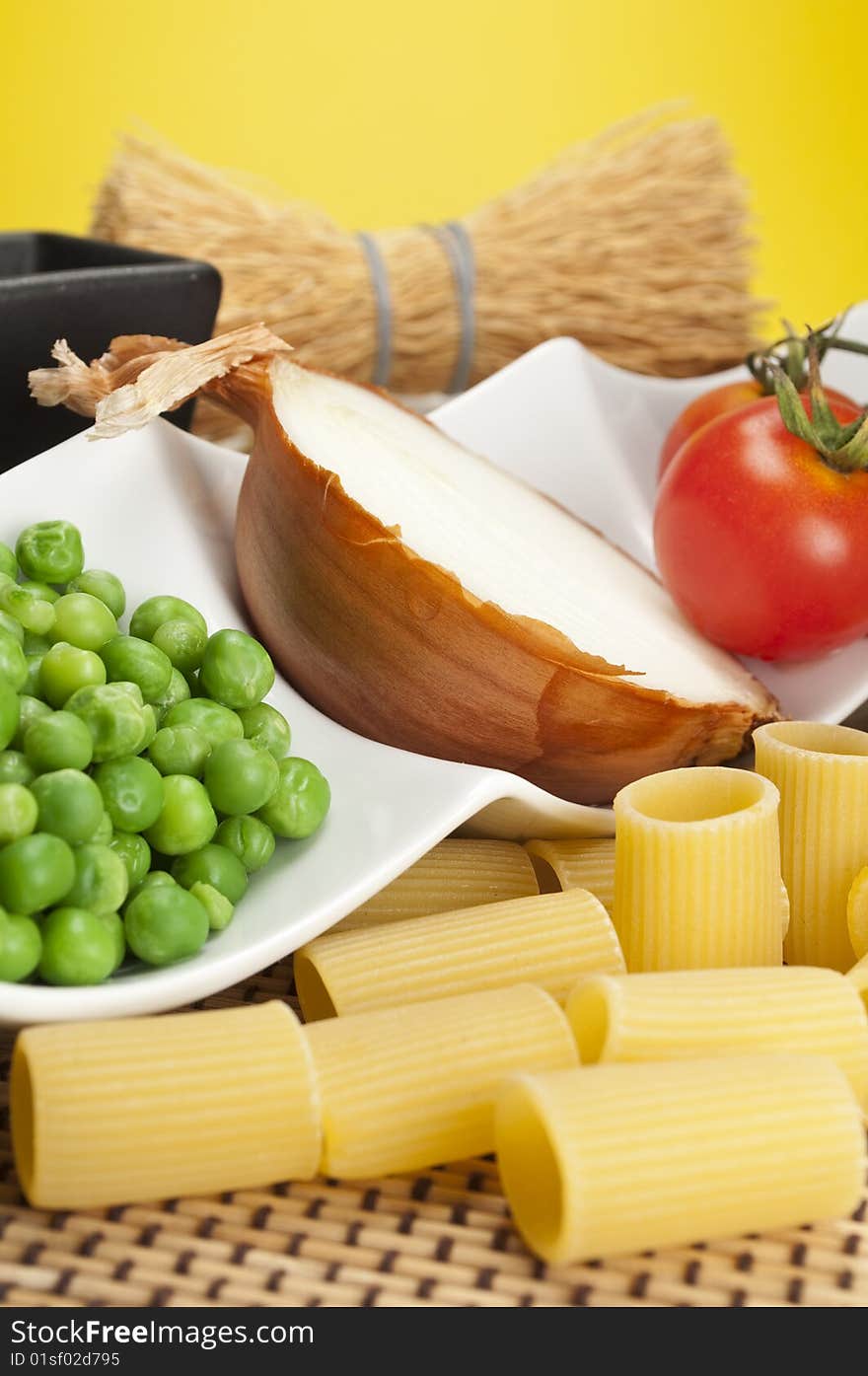 Pasta with peas, onion and tomato