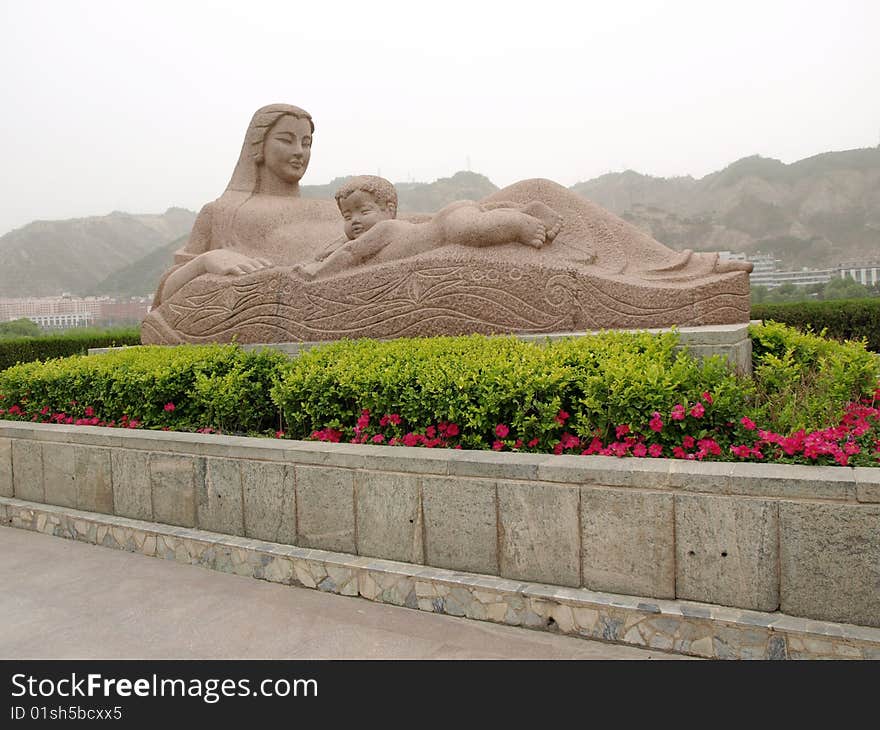 A huge statue of a mother in China to establish黄河边. A huge statue of a mother in China to establish黄河边