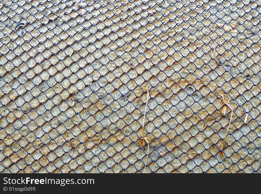 Rusty lattice covering a material