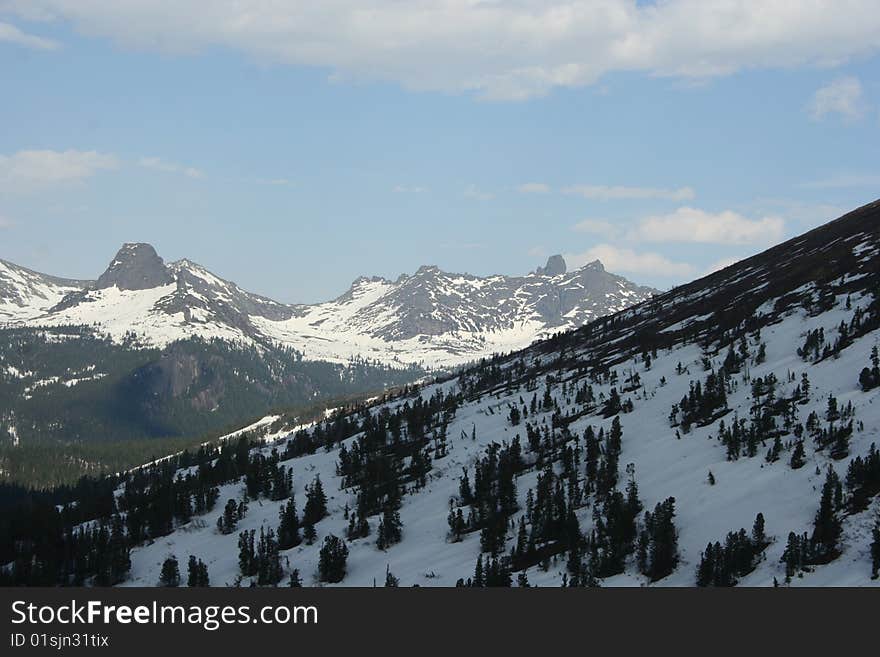 Mountain snow peaks in spring
. Mountain snow peaks in spring