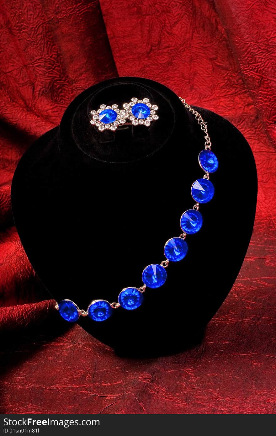 Bracelet with blue gem